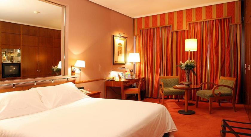 Hotel Palafox Zaragoza Exteriör bild A room at the hotel