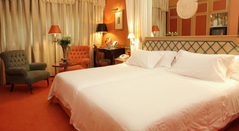 Hotel Palafox Zaragoza Exteriör bild A room at the hotel