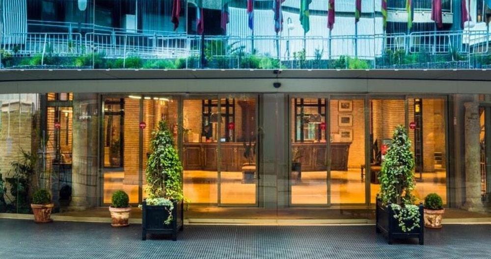 Hotel Palafox Zaragoza Exteriör bild Entrance to the hotel