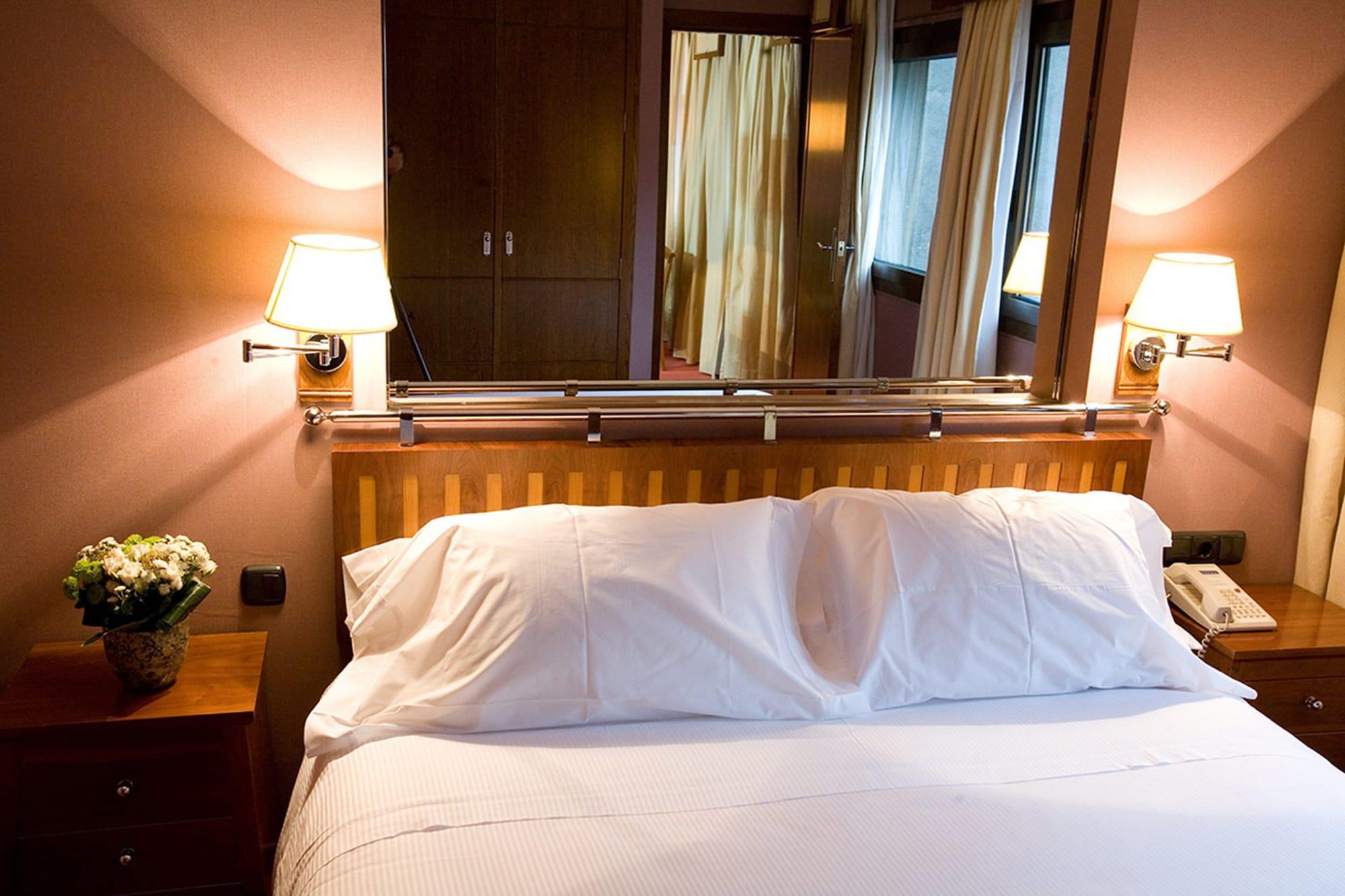 Hotel Palafox Zaragoza Exteriör bild A room at the hotel