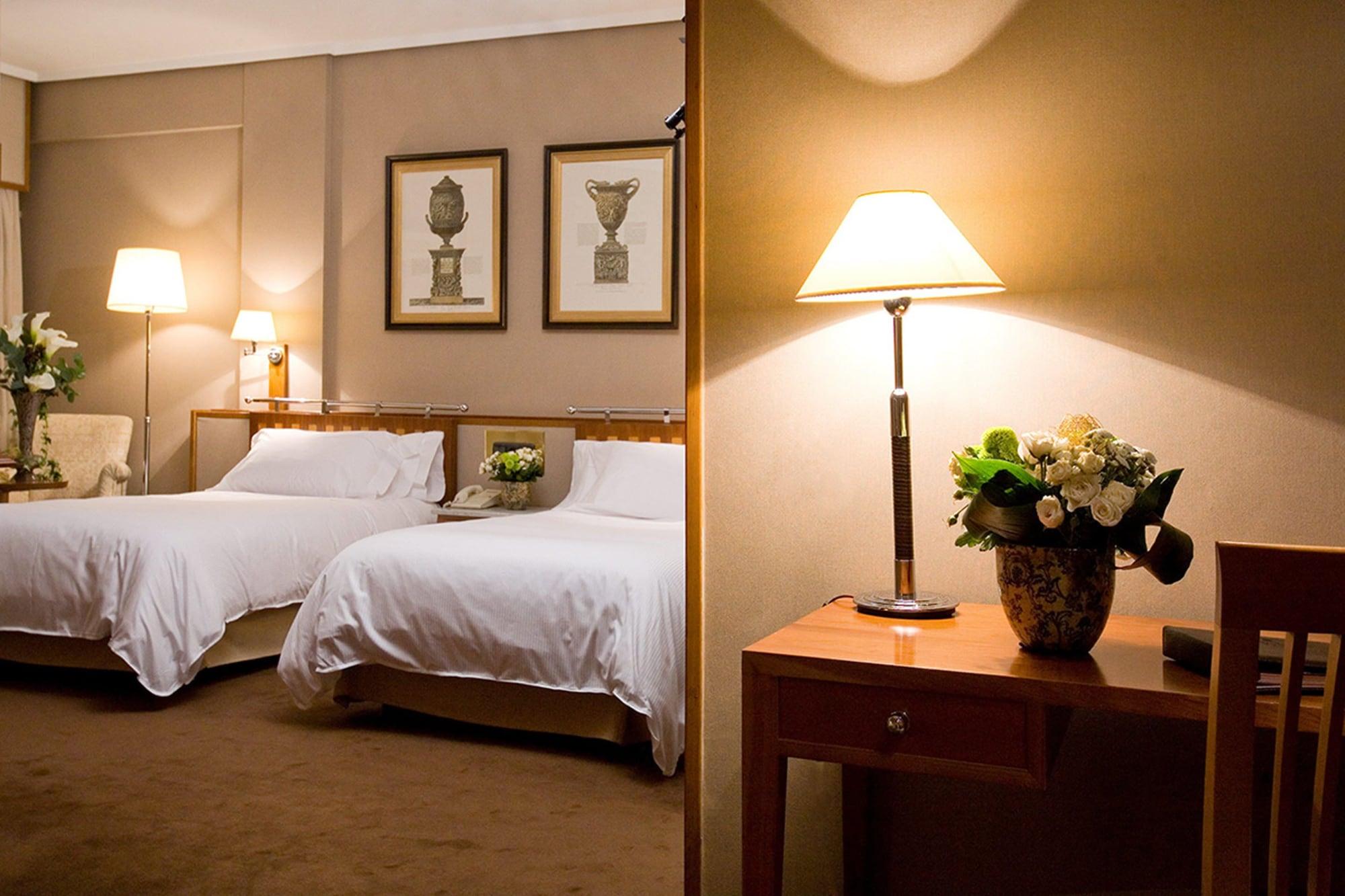 Hotel Palafox Zaragoza Exteriör bild A room at the hotel