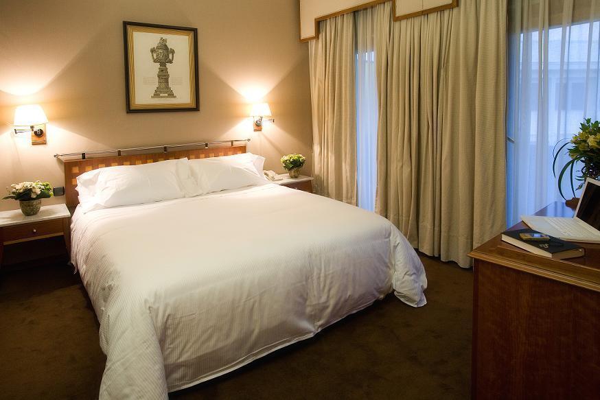 Hotel Palafox Zaragoza Exteriör bild A bedroom at the hotel