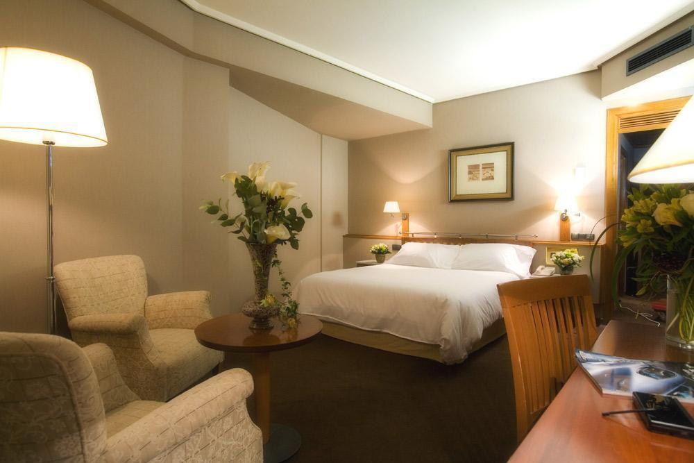 Hotel Palafox Zaragoza Rum bild A room at the hotel