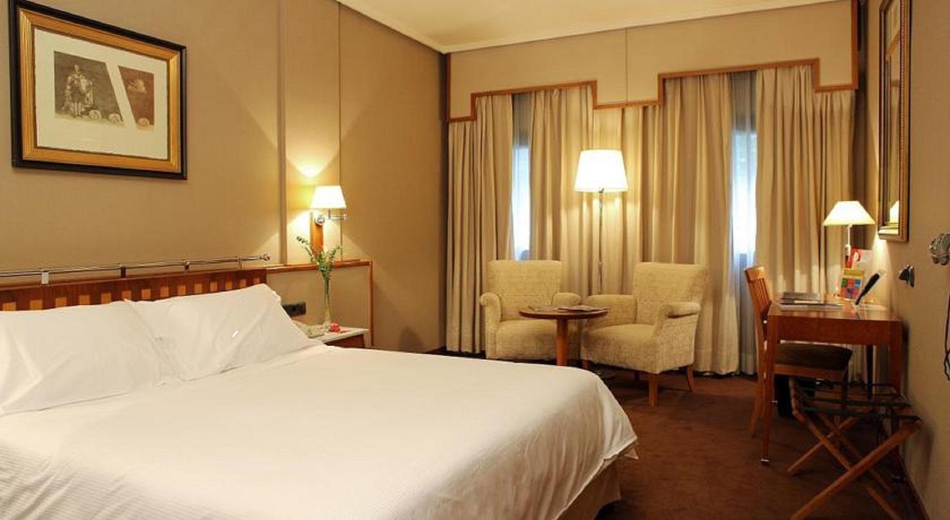 Hotel Palafox Zaragoza Exteriör bild A room at the hotel