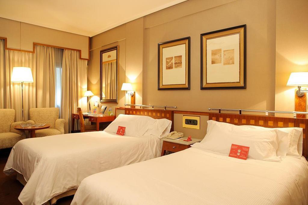 Hotel Palafox Zaragoza Exteriör bild A room at the hotel