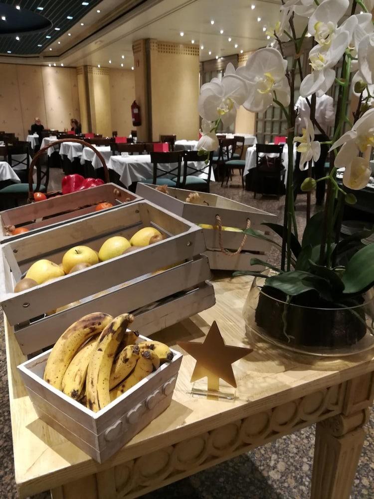 Hotel Palafox Zaragoza Exteriör bild Fruit at a buffet