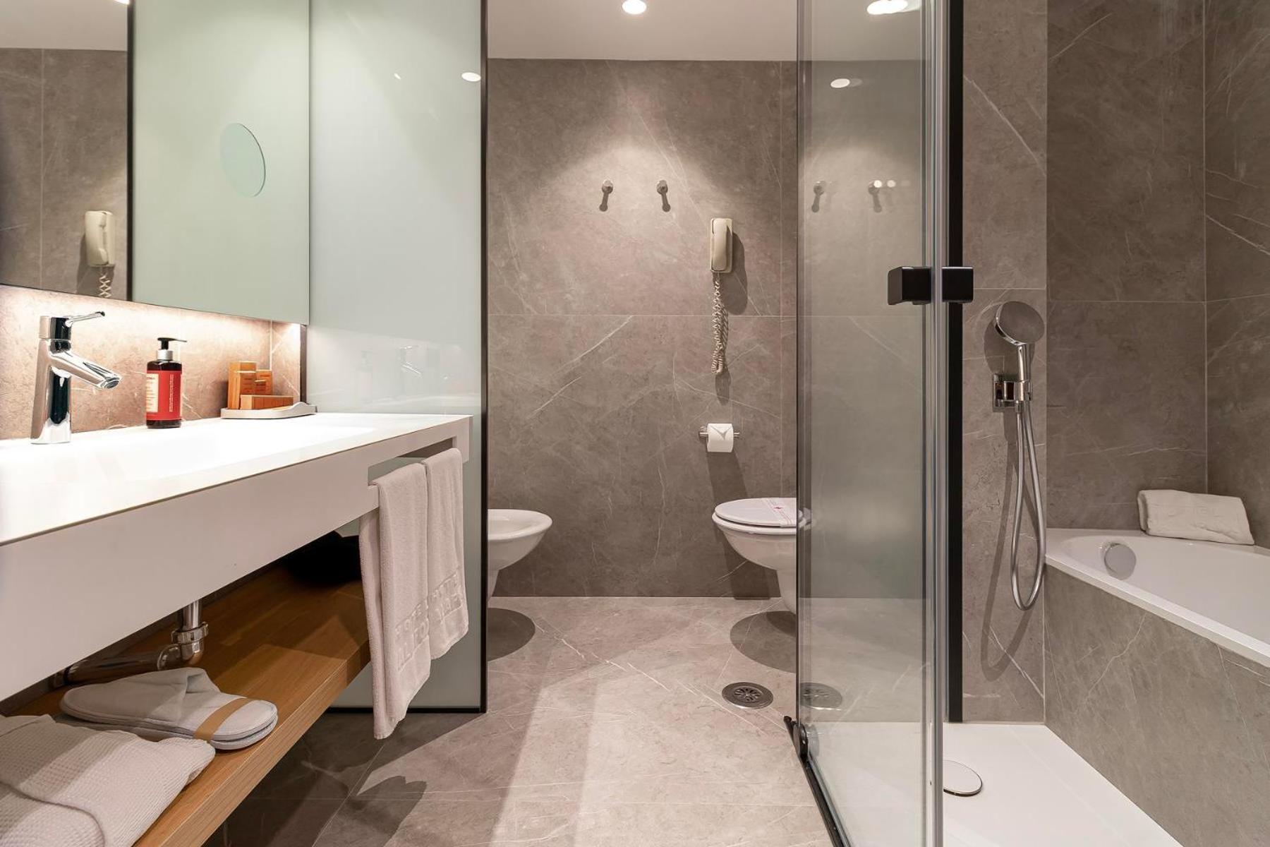 Hotel Palafox Zaragoza Exteriör bild Bathroom
