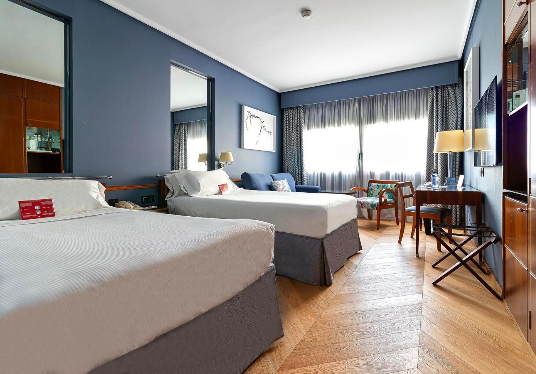 Hotel Palafox Zaragoza Exteriör bild A room at the hotel
