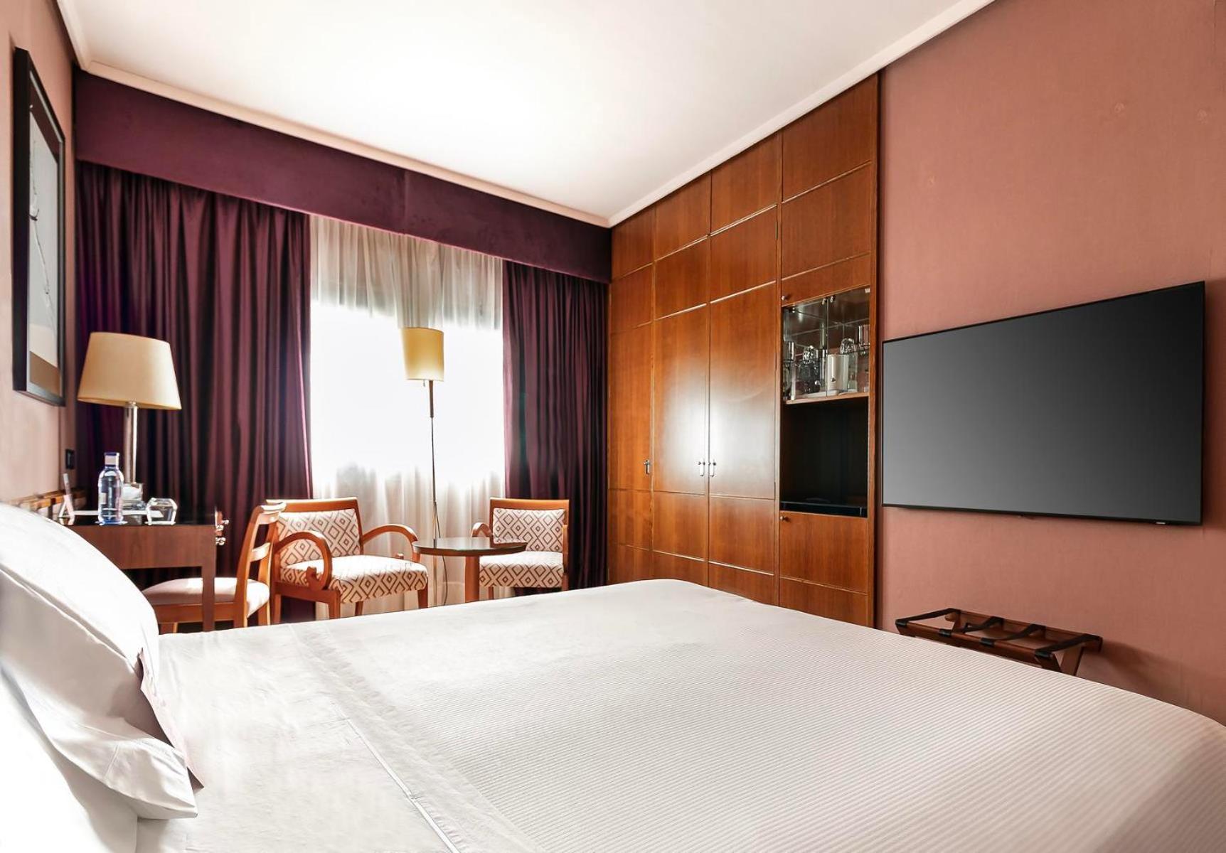Hotel Palafox Zaragoza Exteriör bild A room at the hotel