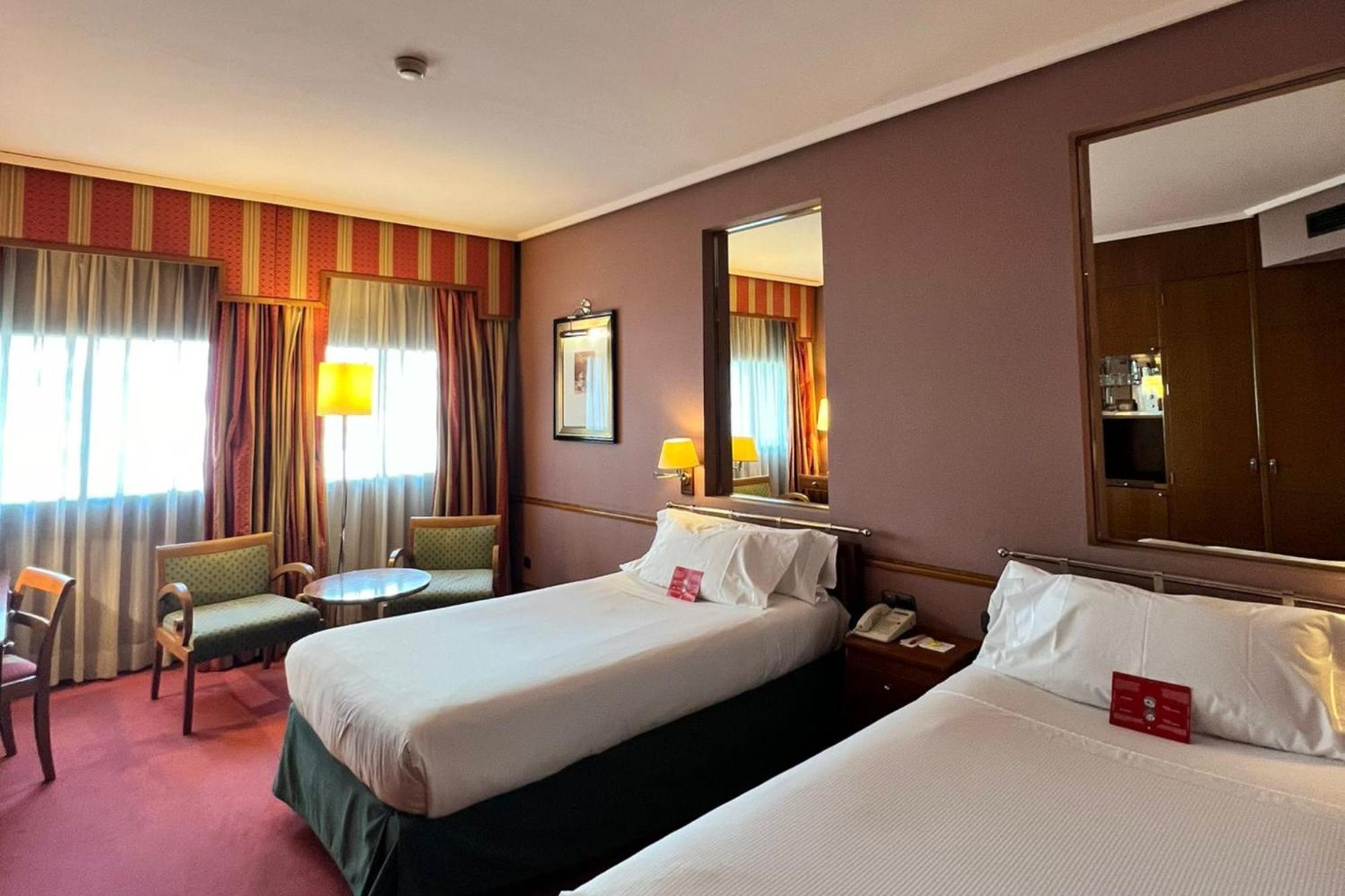 Hotel Palafox Zaragoza Exteriör bild A room at the hotel