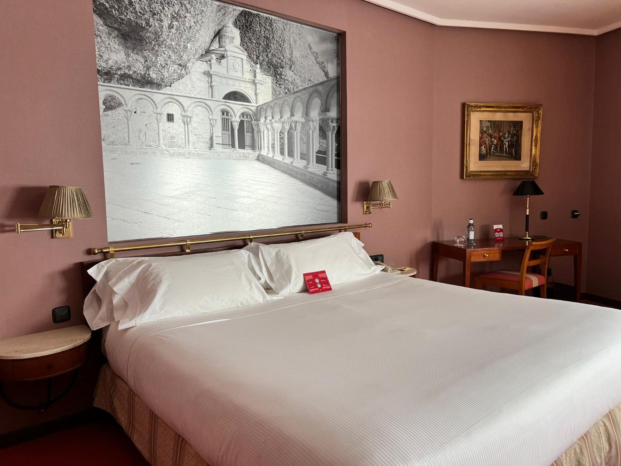 Hotel Palafox Zaragoza Exteriör bild A room at the hotel