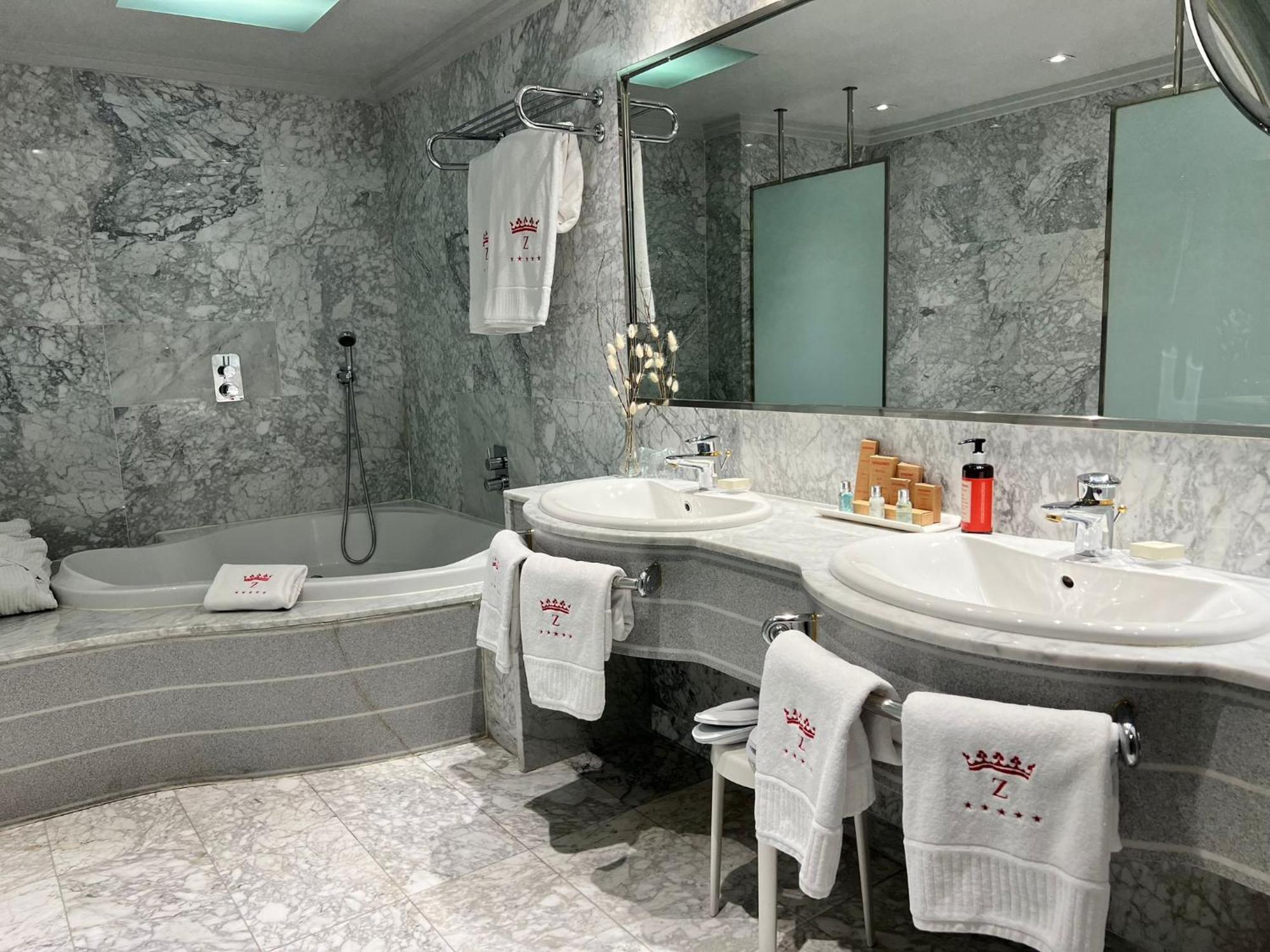 Hotel Palafox Zaragoza Exteriör bild Bathroom