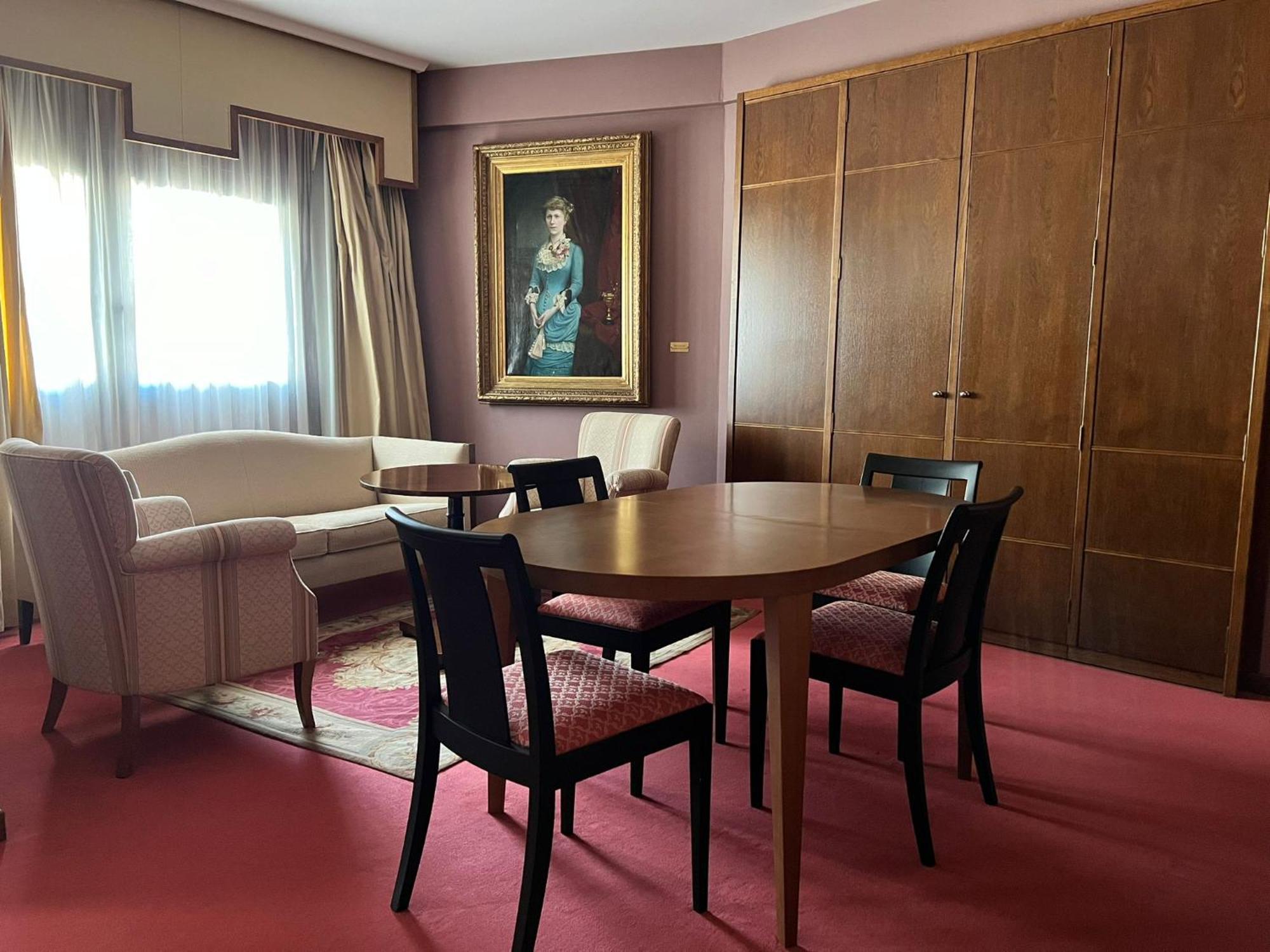 Hotel Palafox Zaragoza Exteriör bild The living room of the suite