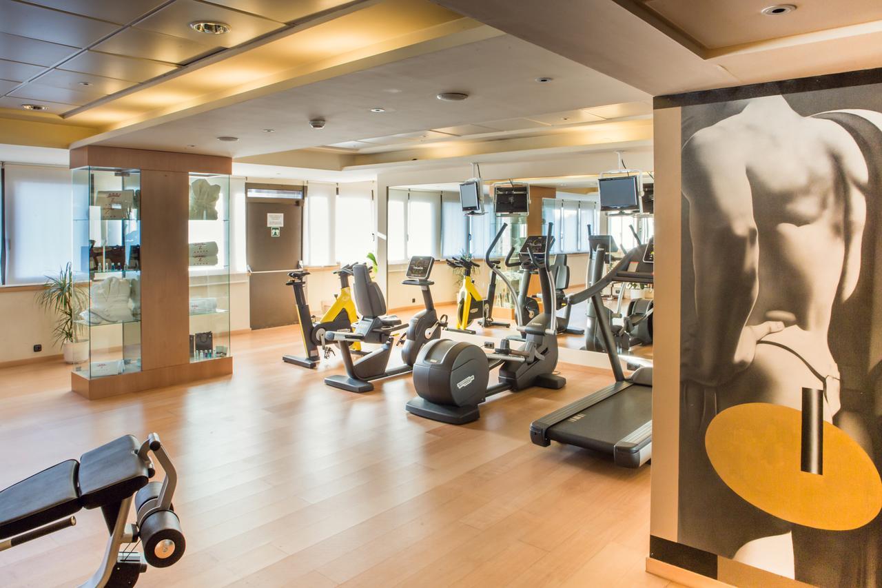 Hotel Palafox Zaragoza Exteriör bild The gym at the hotel