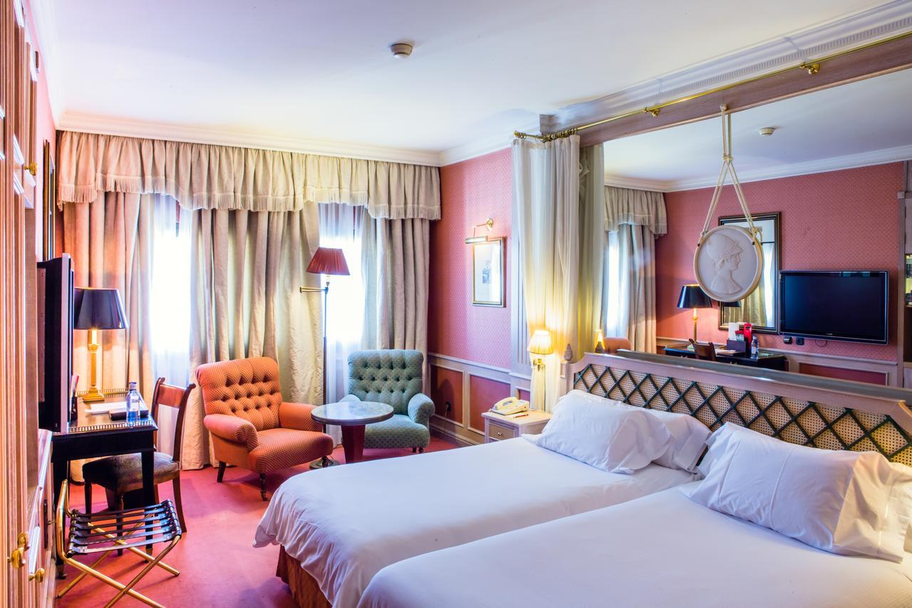 Hotel Palafox Zaragoza Exteriör bild A room at the Hotel Carlton