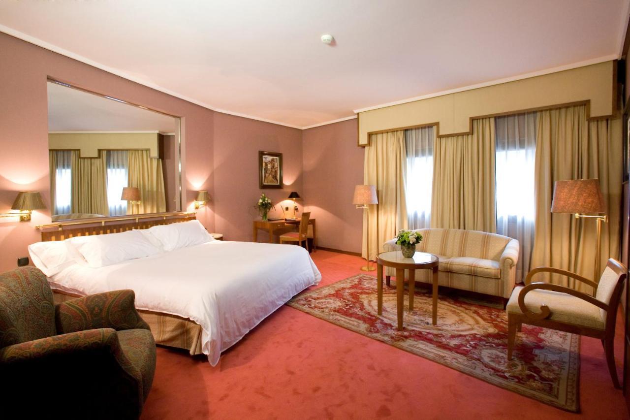 Hotel Palafox Zaragoza Exteriör bild A room at the hotel